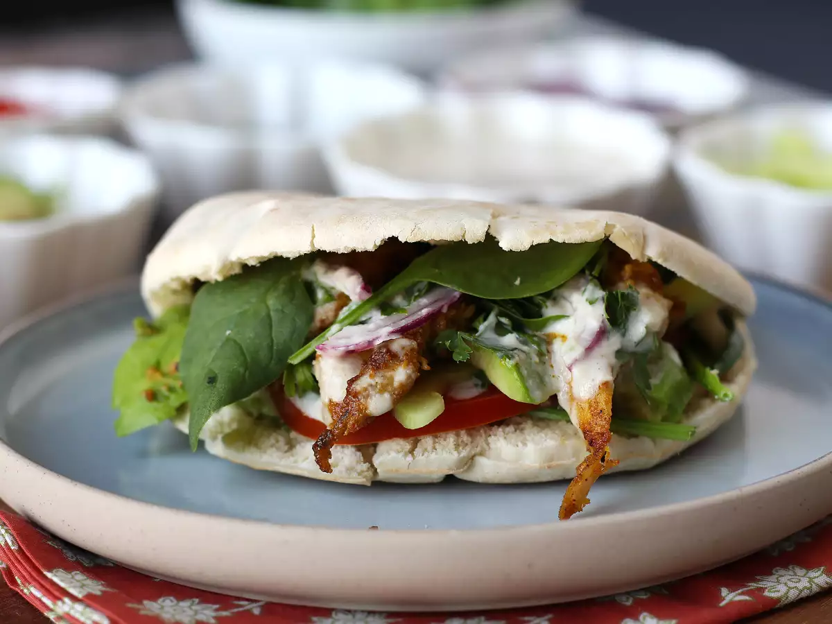 Shawarma z kurczaka przygotowana w frytkownicy powietrznej, z pitą i sosem tahini - zdjęcie 2