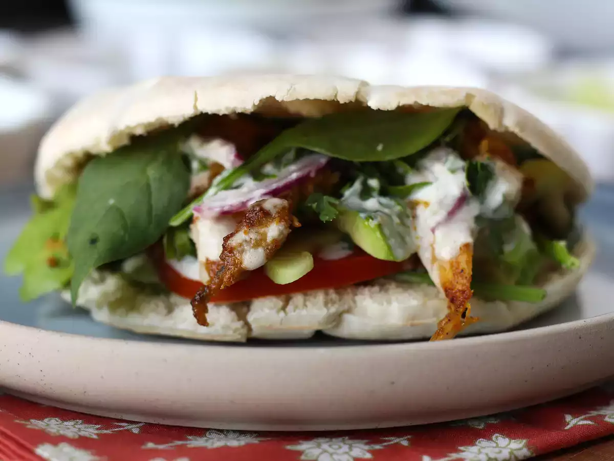 Shawarma z kurczaka przygotowana w frytkownicy powietrznej, z pitą i sosem tahini - zdjęcie 3