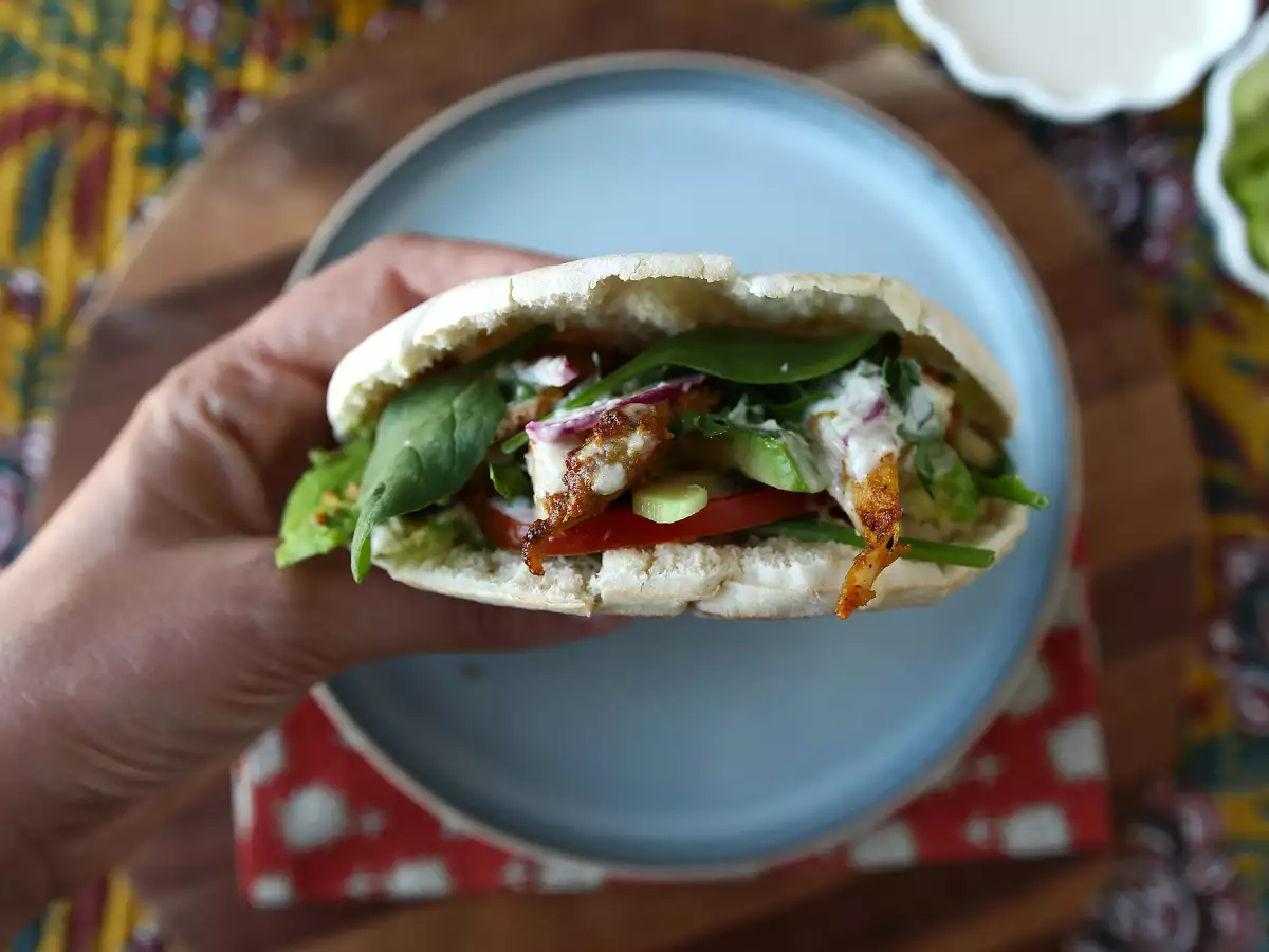 Shawarma z kurczaka przygotowana w frytkownicy powietrznej, z pitą i sosem tahini - zdjęcie 4
