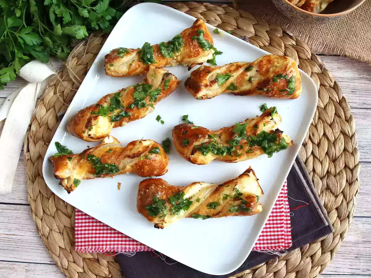 Skręty z ciasta francuskiego z serem i pietruszką: obowiązkowy przepis na aperitif - zdjęcie 4