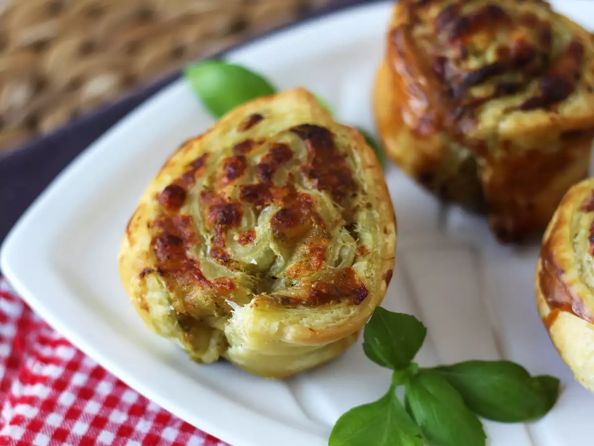 Ślimaczki z ciasta francuskiego z pesto i mozzarellą z air fryera — gotowe w 15 minut!