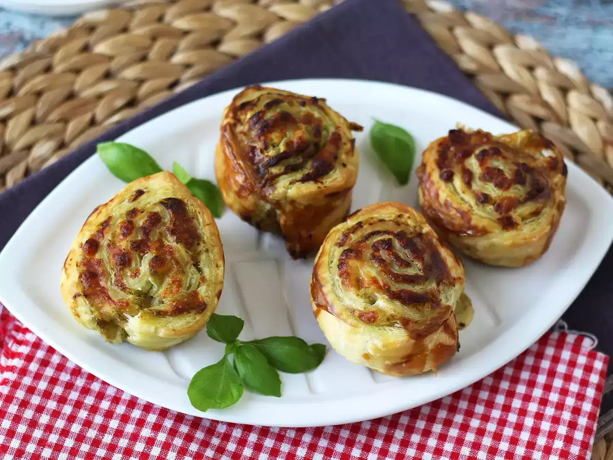Ślimaczki z ciasta francuskiego z pesto i mozzarellą z air fryera — gotowe w 15 minut! - zdjęcie 2
