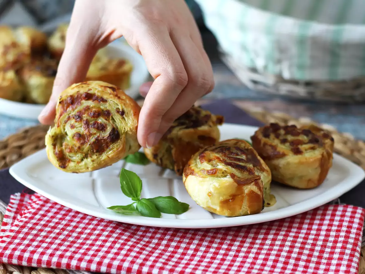 Ślimaczki z ciasta francuskiego z pesto i mozzarellą z air fryera — gotowe w 15 minut! - zdjęcie 4