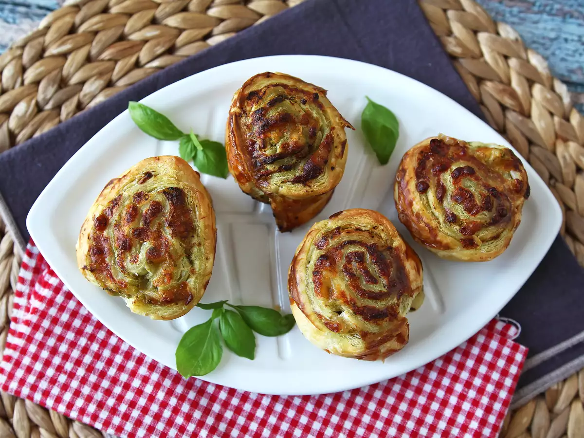 Ślimaczki z ciasta francuskiego z pesto i mozzarellą z air fryera — gotowe w 15 minut! - zdjęcie 5