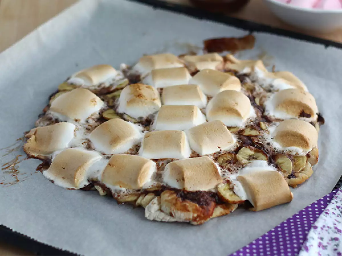 Słodka pizza z bananem i czekoladą