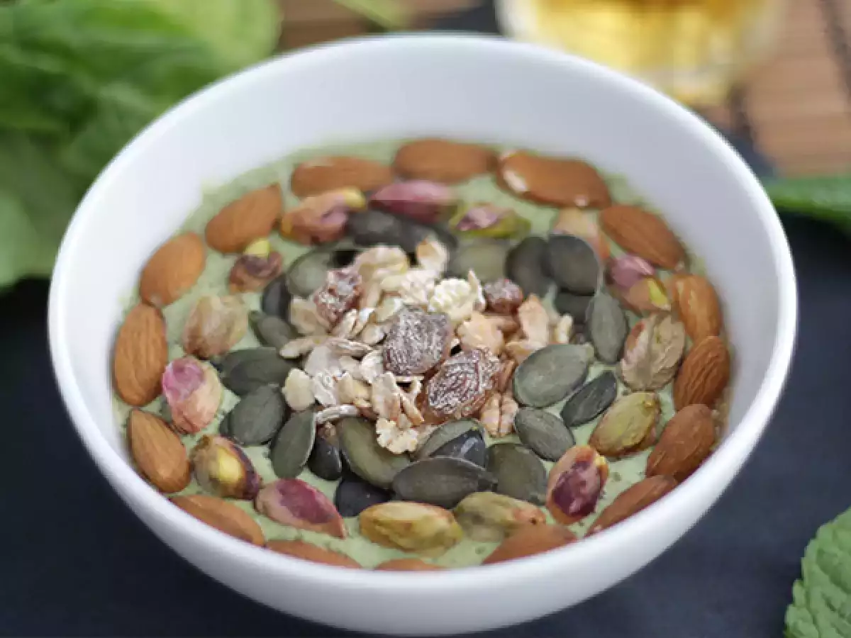 Smoothie bowl z kiwi, miętą i młodym szpinakiem