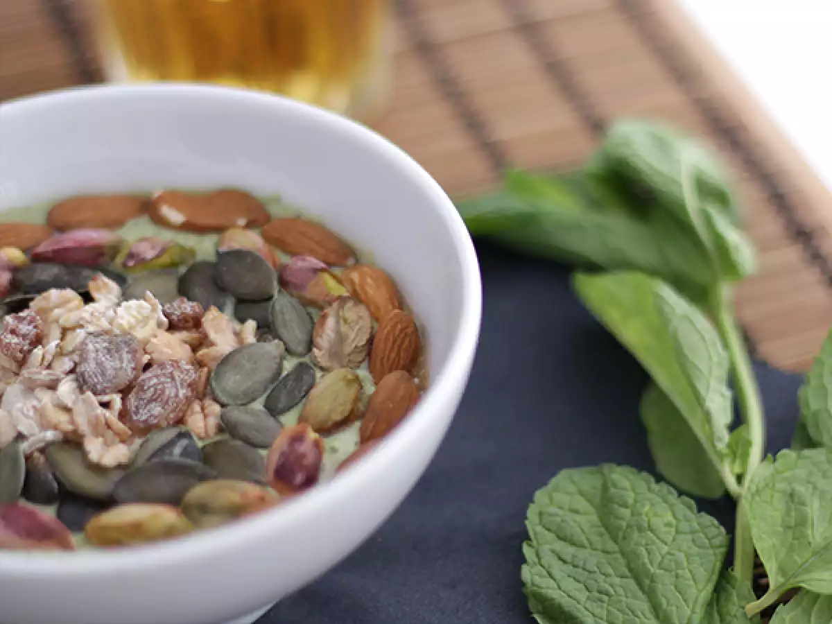 Smoothie bowl z kiwi, miętą i młodym szpinakiem - zdjęcie 3