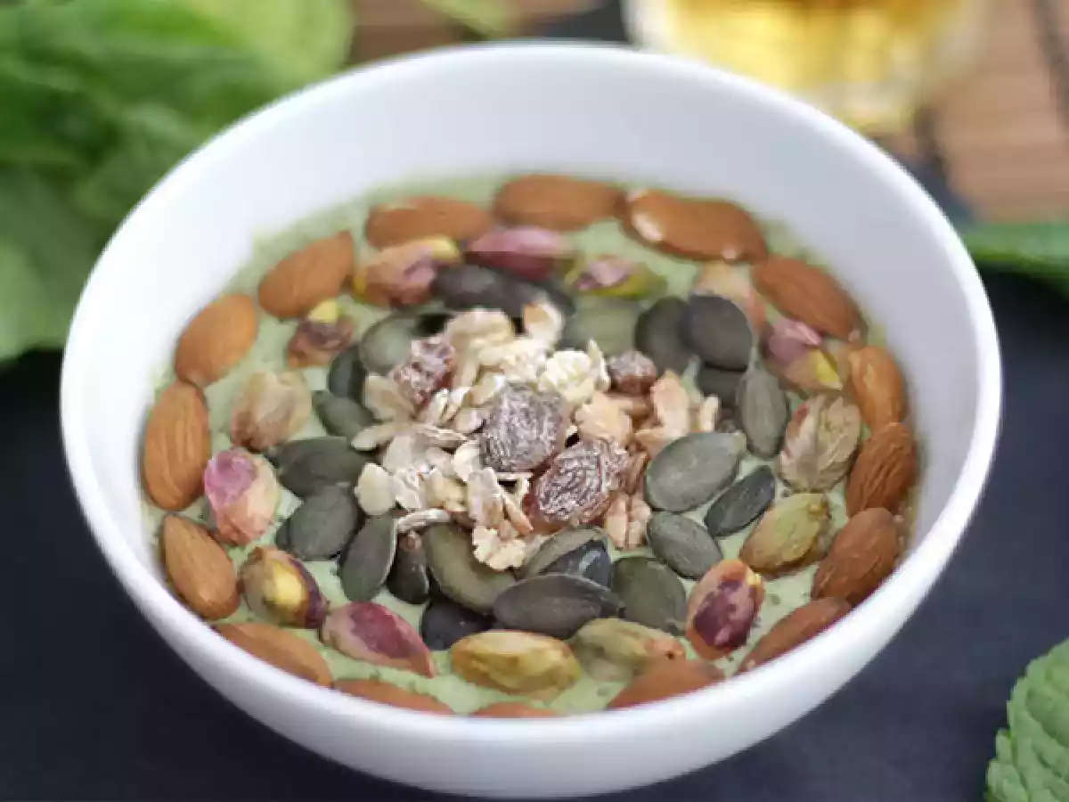 Smoothie bowl z kiwi, miętą i pędami szpinaku