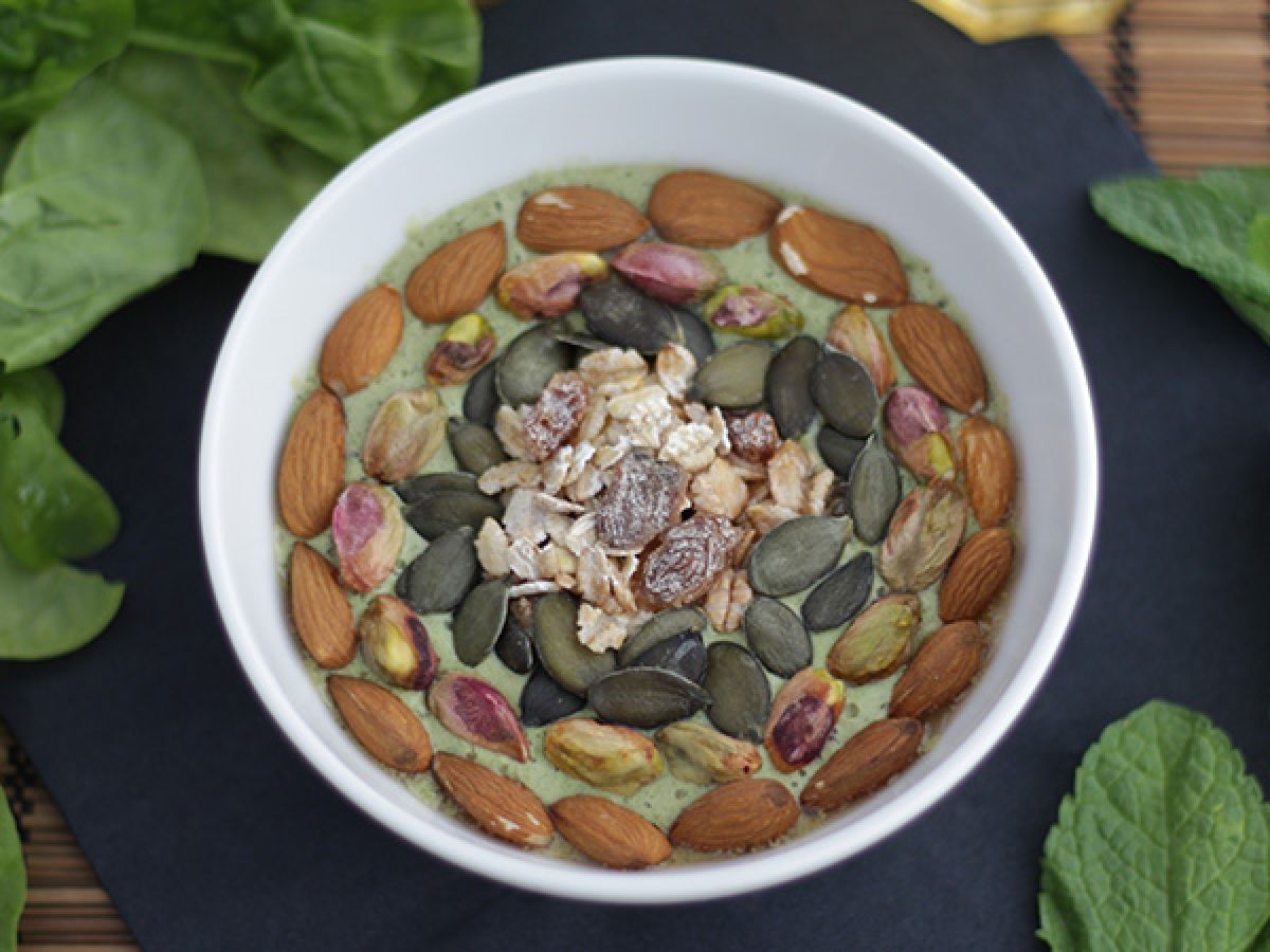 Smoothie bowl z kiwi, miętą i pędami szpinaku - zdjęcie 2