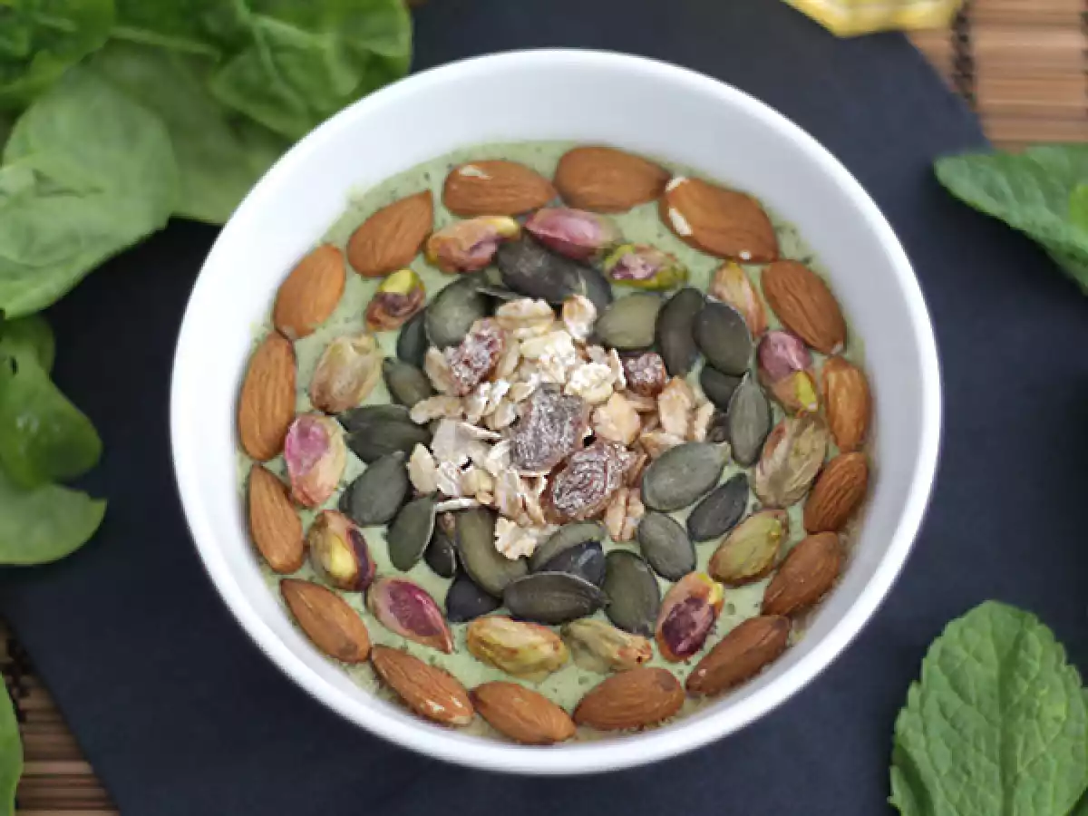Smoothie bowl z kiwi, miętą i pędami szpinaku - zdjęcie 2