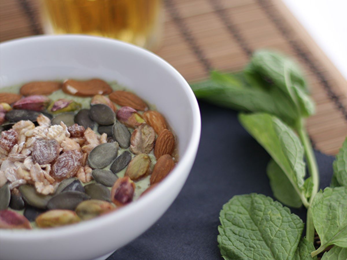 Smoothie bowl z kiwi, miętą i pędami szpinaku - zdjęcie 3