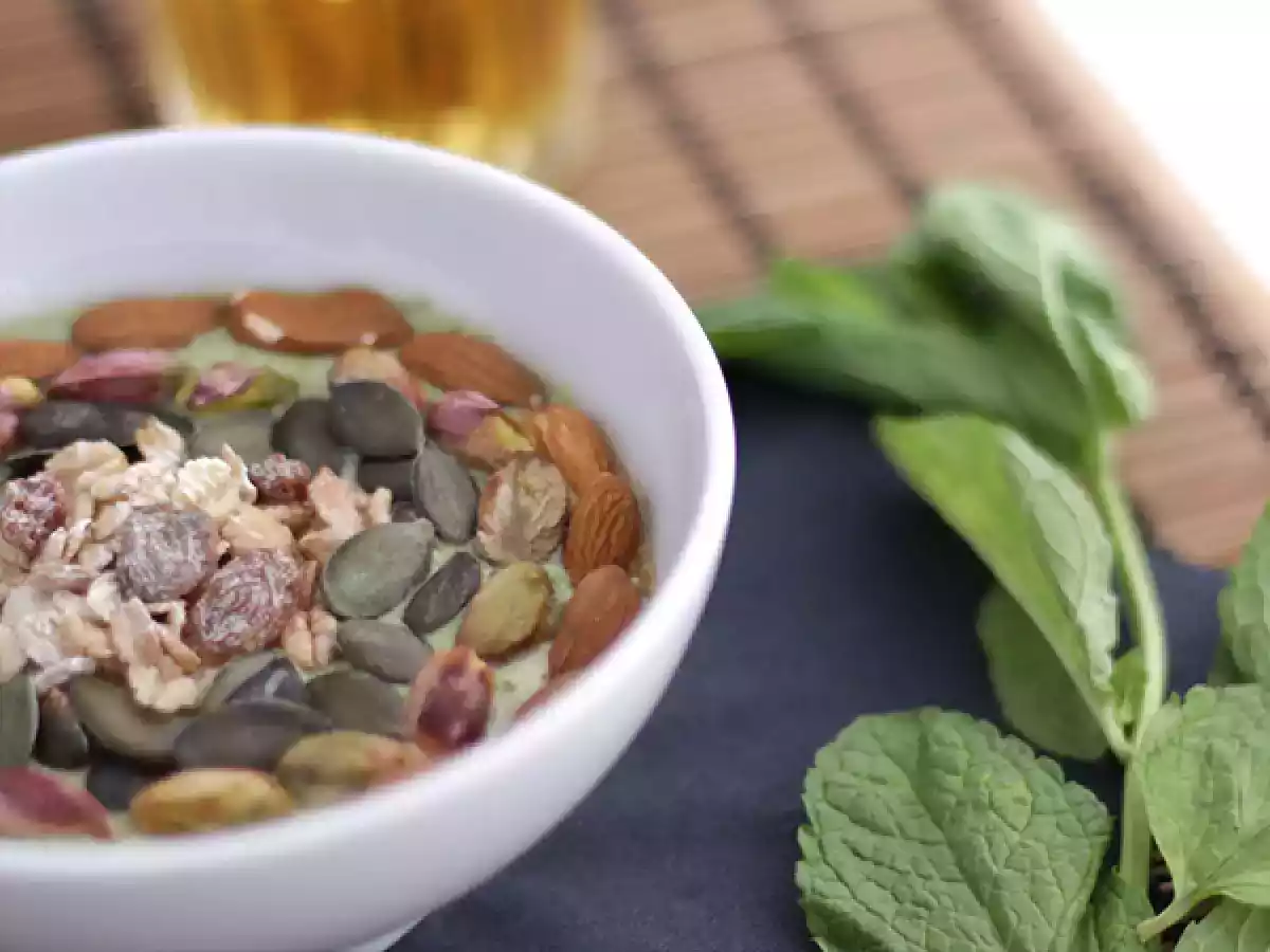 Smoothie bowl z kiwi, miętą i pędami szpinaku - zdjęcie 3