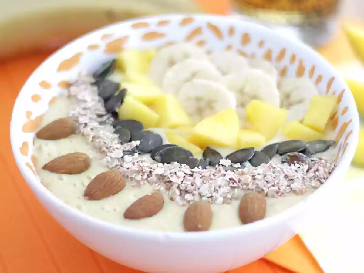 Smoothie bowl z mango i bananem