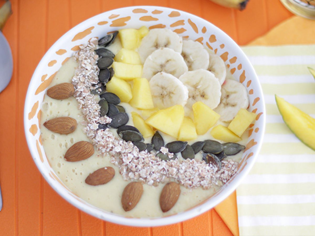 Smoothie bowl z mango i bananem - zdjęcie 2