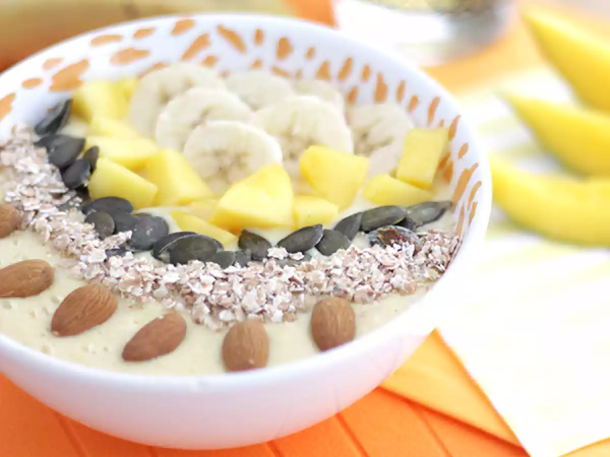 Smoothie bowl z mango i bananem - zdjęcie 3