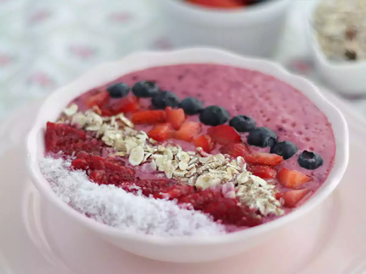 Smoothie bowl z owocami leśnymi