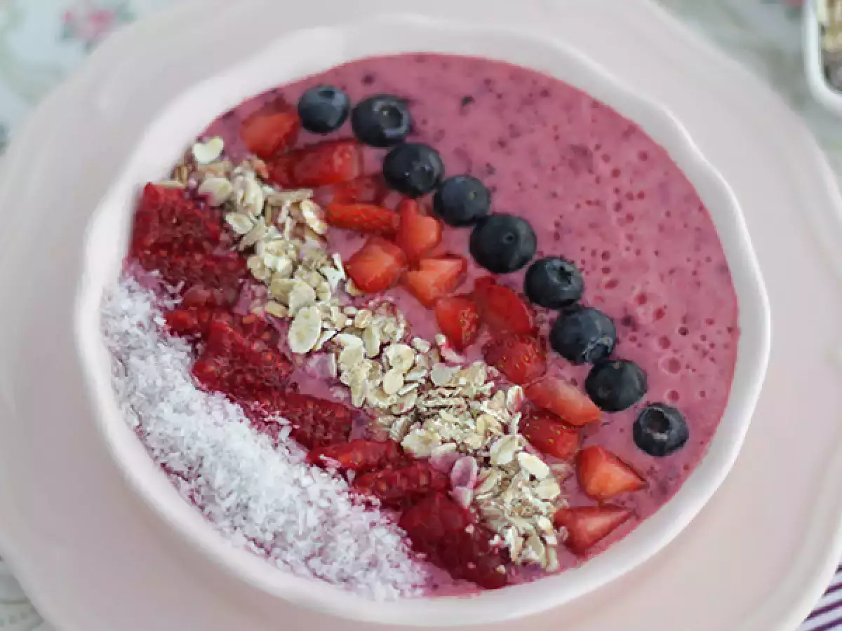 Smoothie bowl z owocami leśnymi - zdjęcie 2