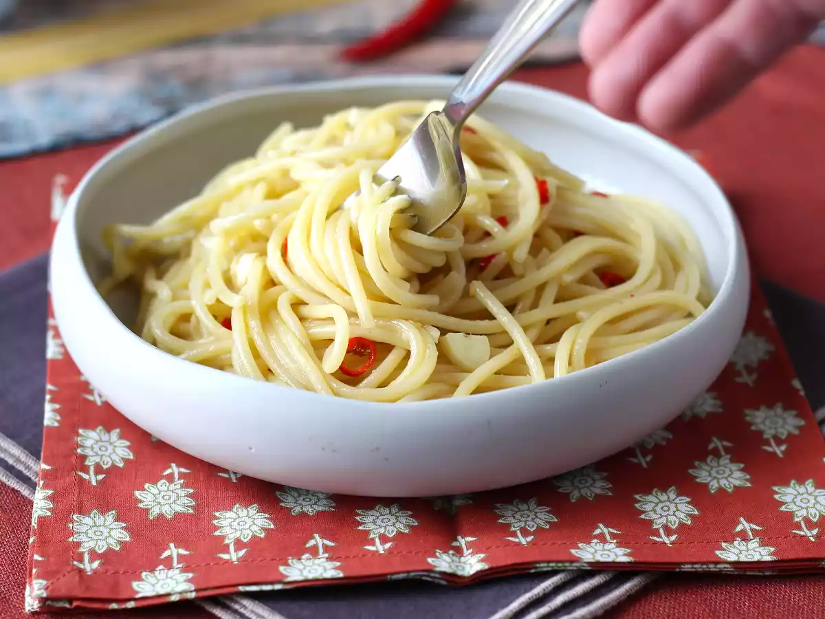 Spaghetti aglio, olio e peperoncino: włoska tradycja na ostatnią chwilę - zdjęcie 6