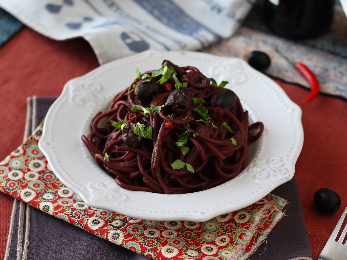Spaghetti al fuoco di Bacco: makaron z czerwonym winem na wyjątkowy stół
