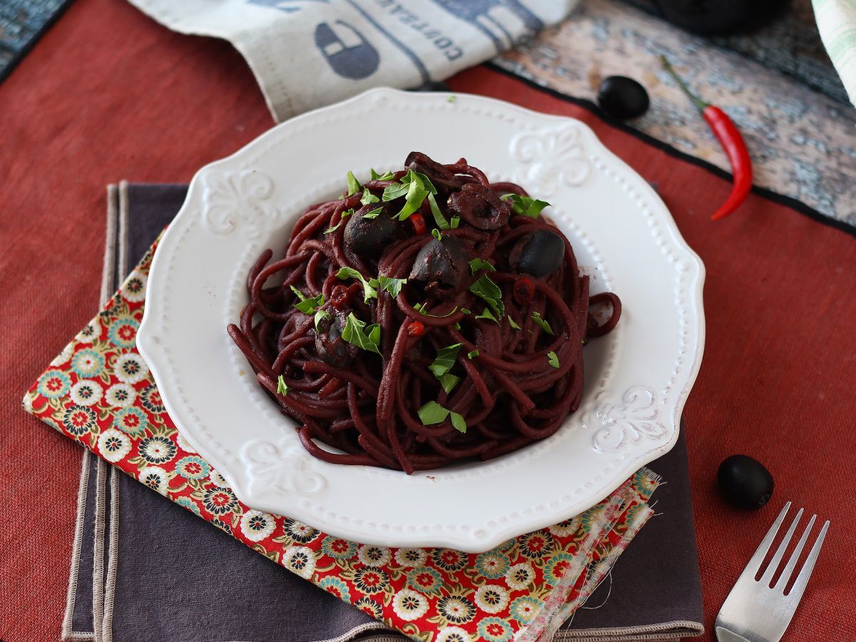 Spaghetti al fuoco di Bacco: makaron z czerwonym winem na wyjątkowy stół - zdjęcie 2