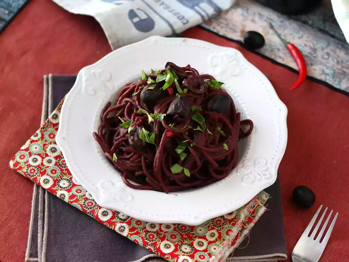 Spaghetti al fuoco di Bacco: makaron z czerwonym winem na wyjątkowy stół - zdjęcie 2