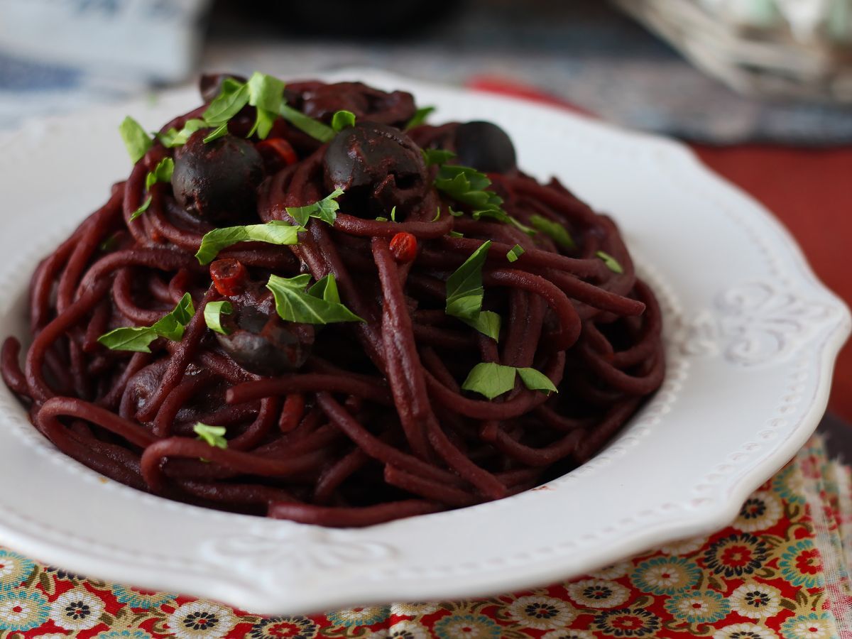 Spaghetti al fuoco di Bacco: makaron z czerwonym winem na wyjątkowy stół - zdjęcie 3