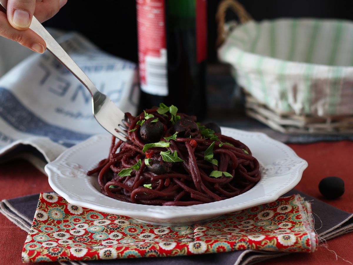 Spaghetti al fuoco di Bacco: makaron z czerwonym winem na wyjątkowy stół - zdjęcie 4