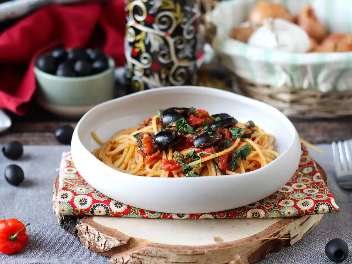 Spaghetti alla puttanesca – szybkie i smaczne danie główne