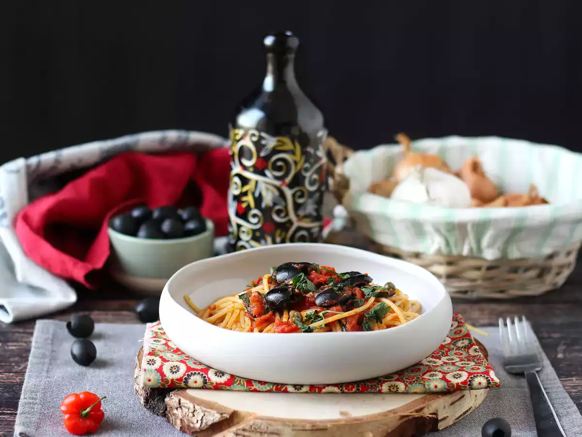 Spaghetti alla puttanesca – szybkie i smaczne danie główne - zdjęcie 2