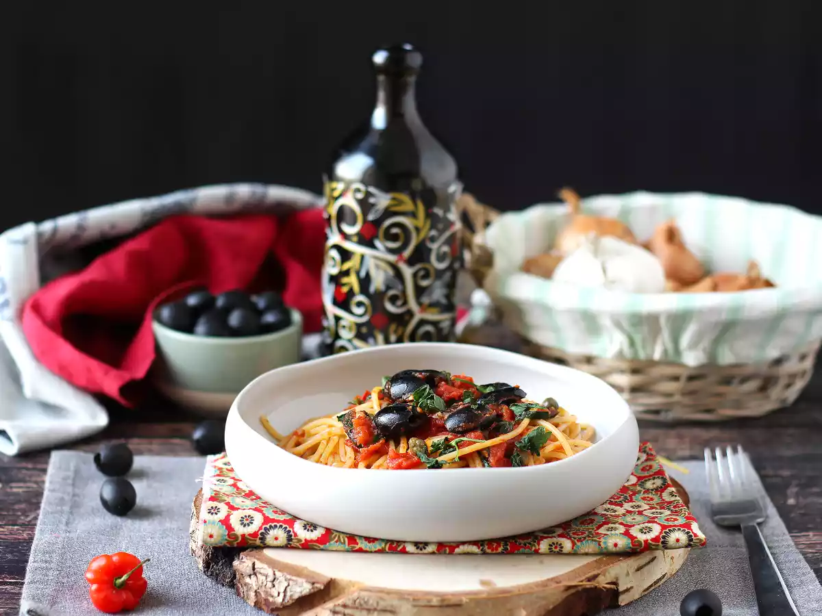 Spaghetti alla puttanesca - szybkie i smaczne pierwsze danie - zdjęcie 2