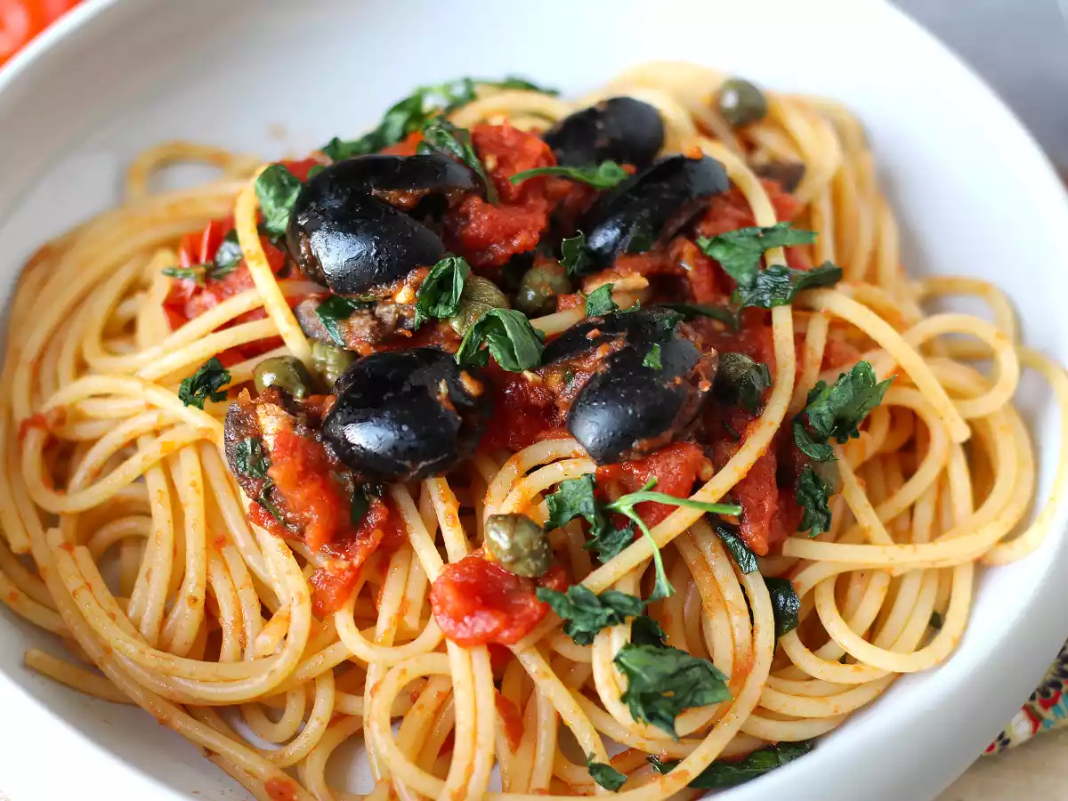 Spaghetti alla puttanesca - szybkie i smaczne pierwsze danie - zdjęcie 4