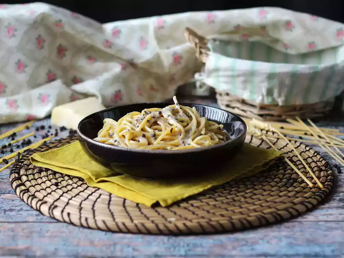 Spaghetti cacio e pepe: 3 składniki, eksplozja smaku! - zdjęcie 2