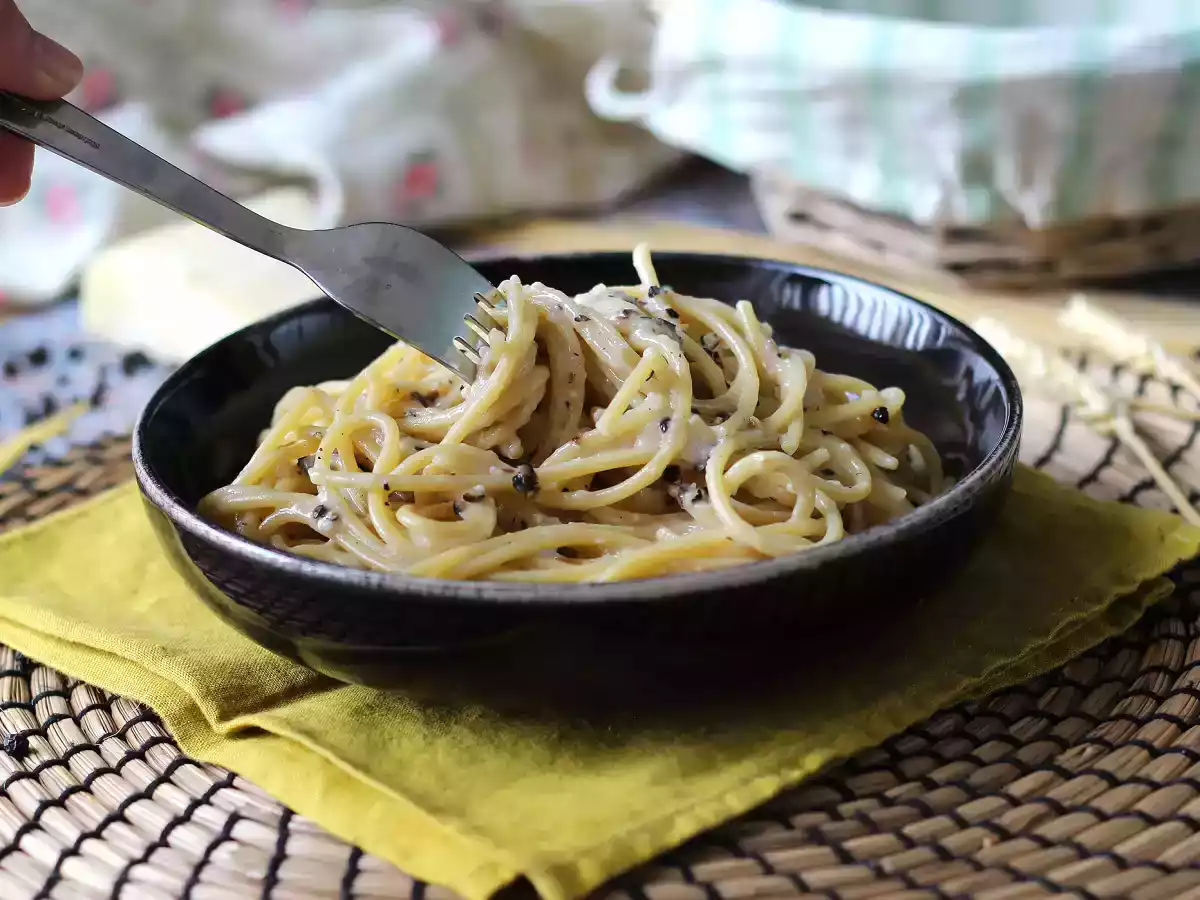 Spaghetti cacio e pepe: 3 składniki, eksplozja smaku! - zdjęcie 4