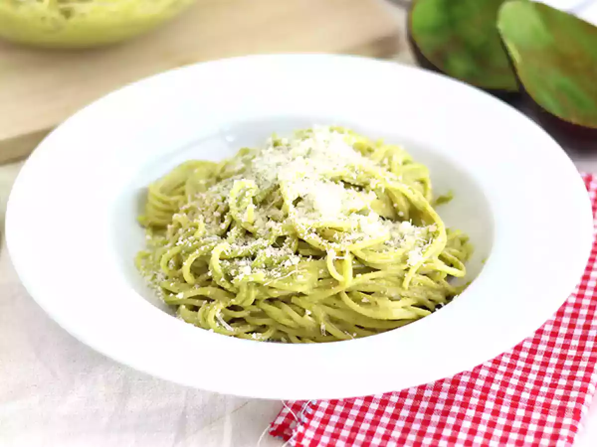 Spaghetti carbonara z awokado