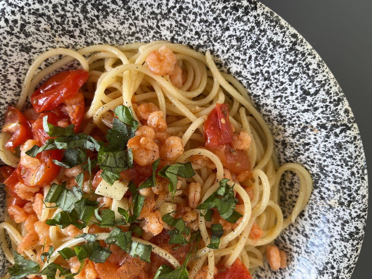 Spaghetti z krewetkami i pomidorkami koktajlowymi - szybki przepis na smaczne pierwsze danie