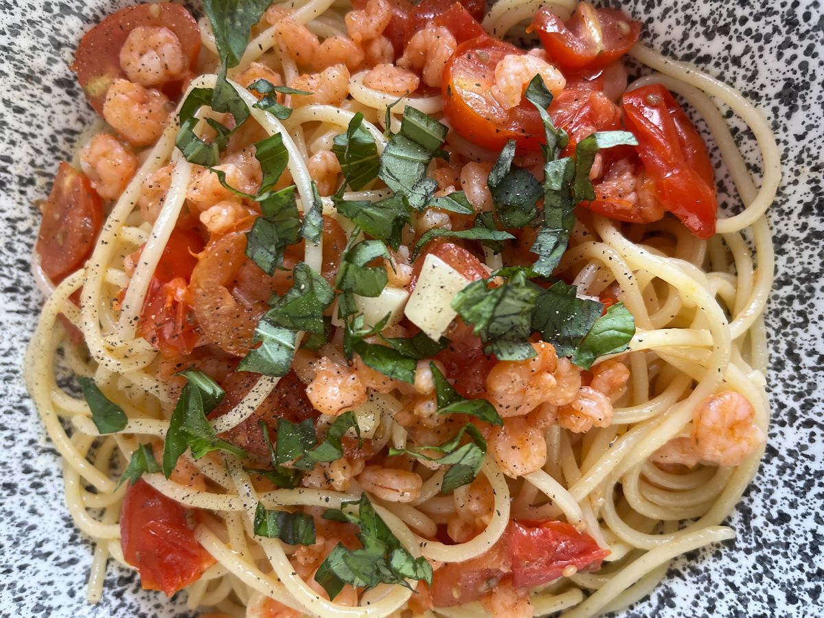 Spaghetti z krewetkami i pomidorkami koktajlowymi - szybki przepis na smaczne pierwsze danie - zdjęcie 2