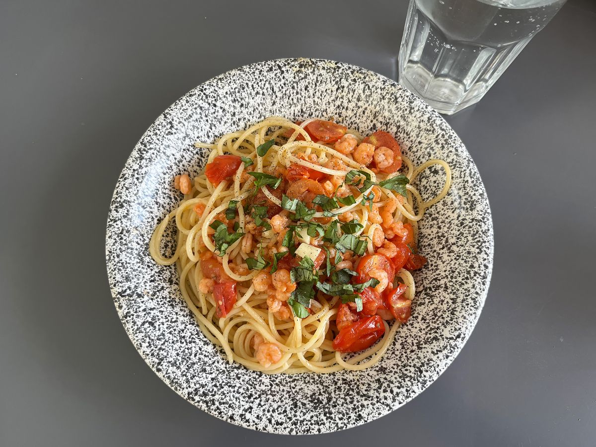 Spaghetti z krewetkami i pomidorkami koktajlowymi - szybki przepis na smaczne pierwsze danie - zdjęcie 3