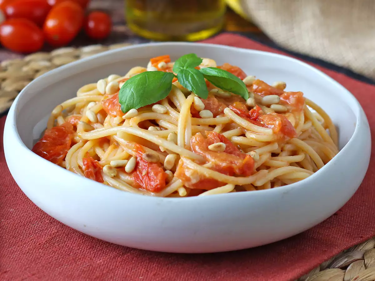 Spaghetti z pomidorkami koktajlowymi i orzeszkami piniowymi: kremowy, aromatyczny przepis - zdjęcie 2