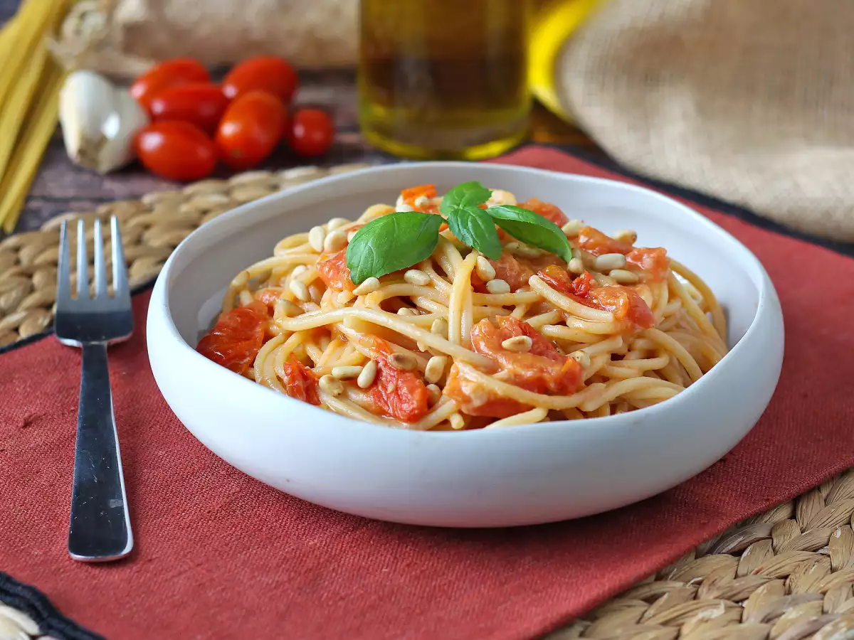 Spaghetti z pomidorkami koktajlowymi i orzeszkami piniowymi: kremowy, aromatyczny przepis - zdjęcie 4