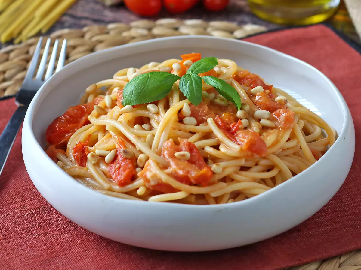 Spaghetti z pomidorkami koktajlowymi i orzeszkami piniowymi: kremowy, aromatyczny przepis - zdjęcie 5