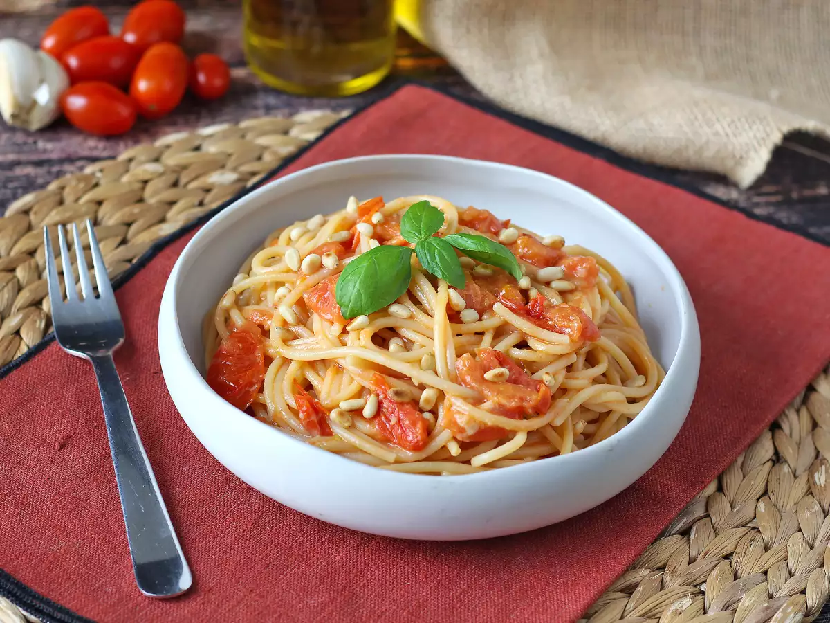 Spaghetti z pomidorkami koktajlowymi i orzeszkami piniowymi: kremowy, aromatyczny przepis - zdjęcie 6