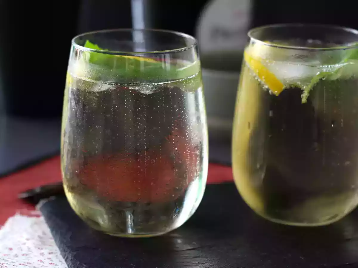 Spritz St-Germain z likierem z kwiatu czarnego bzu - orzeźwiający koktajl na lato - zdjęcie 2