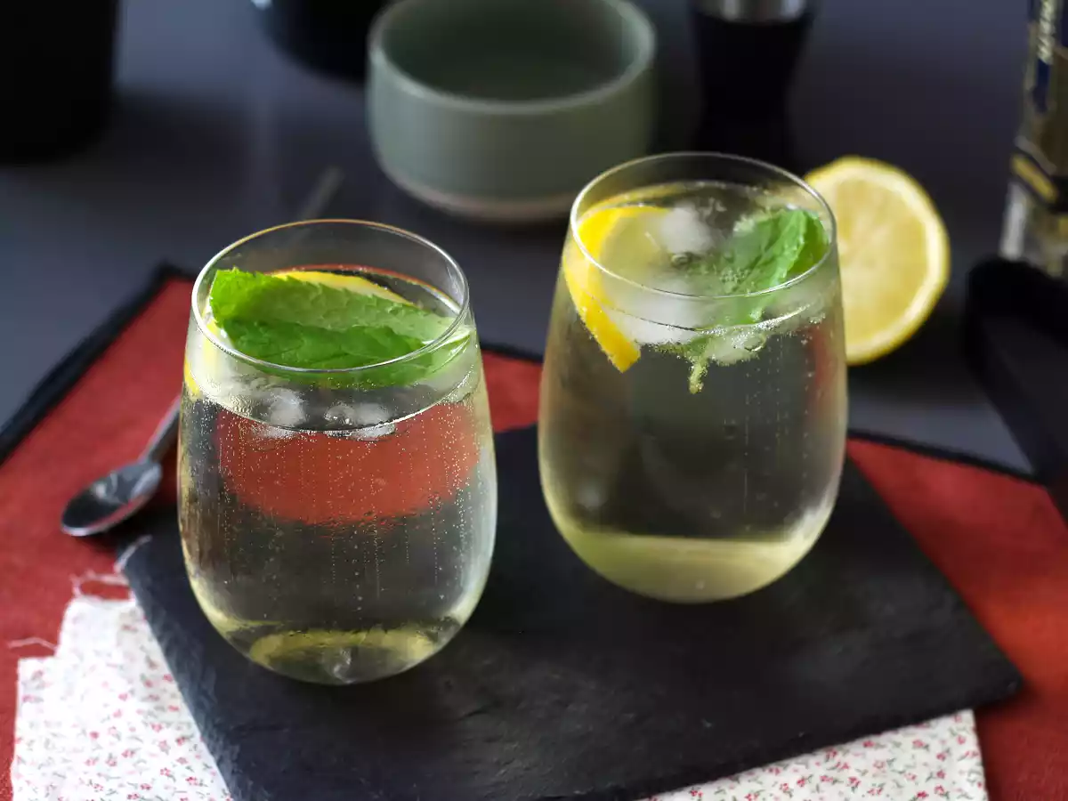 Spritz St-Germain z likierem z kwiatu czarnego bzu - orzeźwiający koktajl na lato - zdjęcie 3