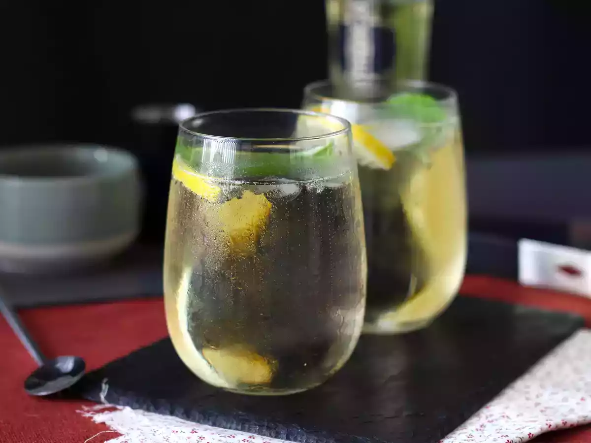 Spritz St-Germain z likierem z kwiatu czarnego bzu - orzeźwiający koktajl na lato - zdjęcie 4