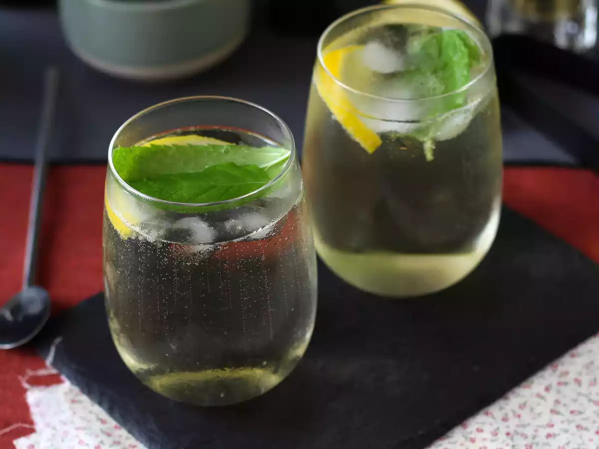 Spritz St-Germain z likierem z kwiatu czarnego bzu - orzeźwiający koktajl na lato - zdjęcie 5