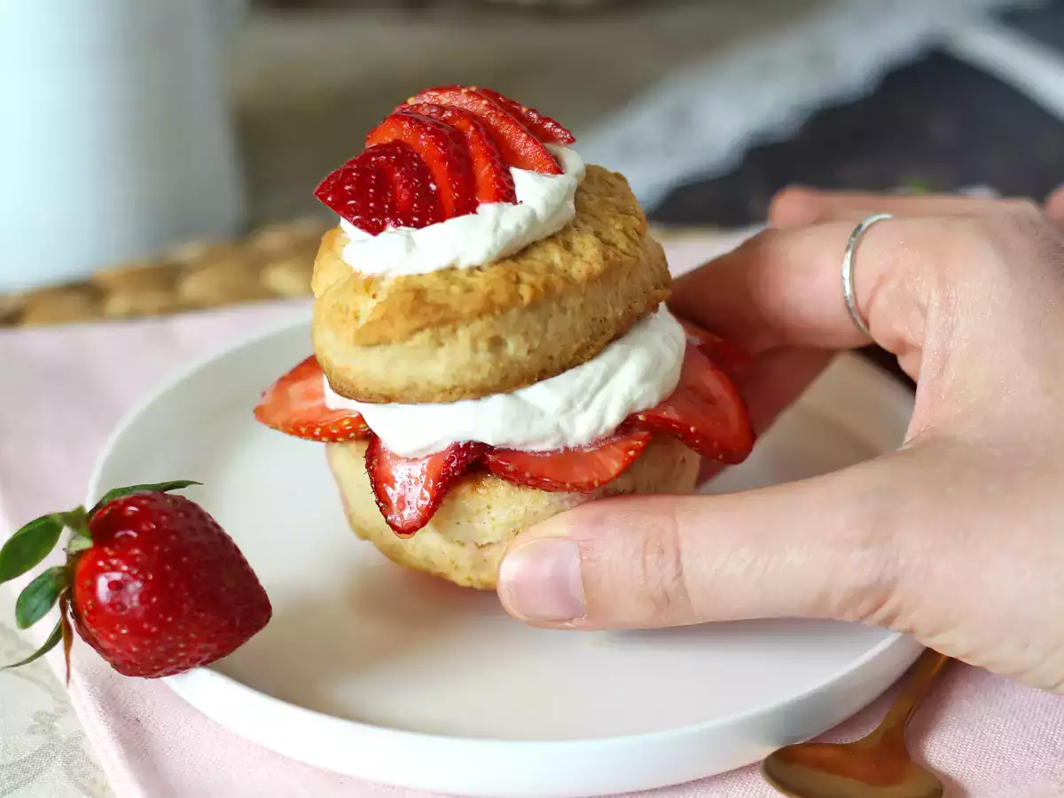Strawberry shortcake – amerykański deser z truskawkami i bitą śmietaną - zdjęcie 2