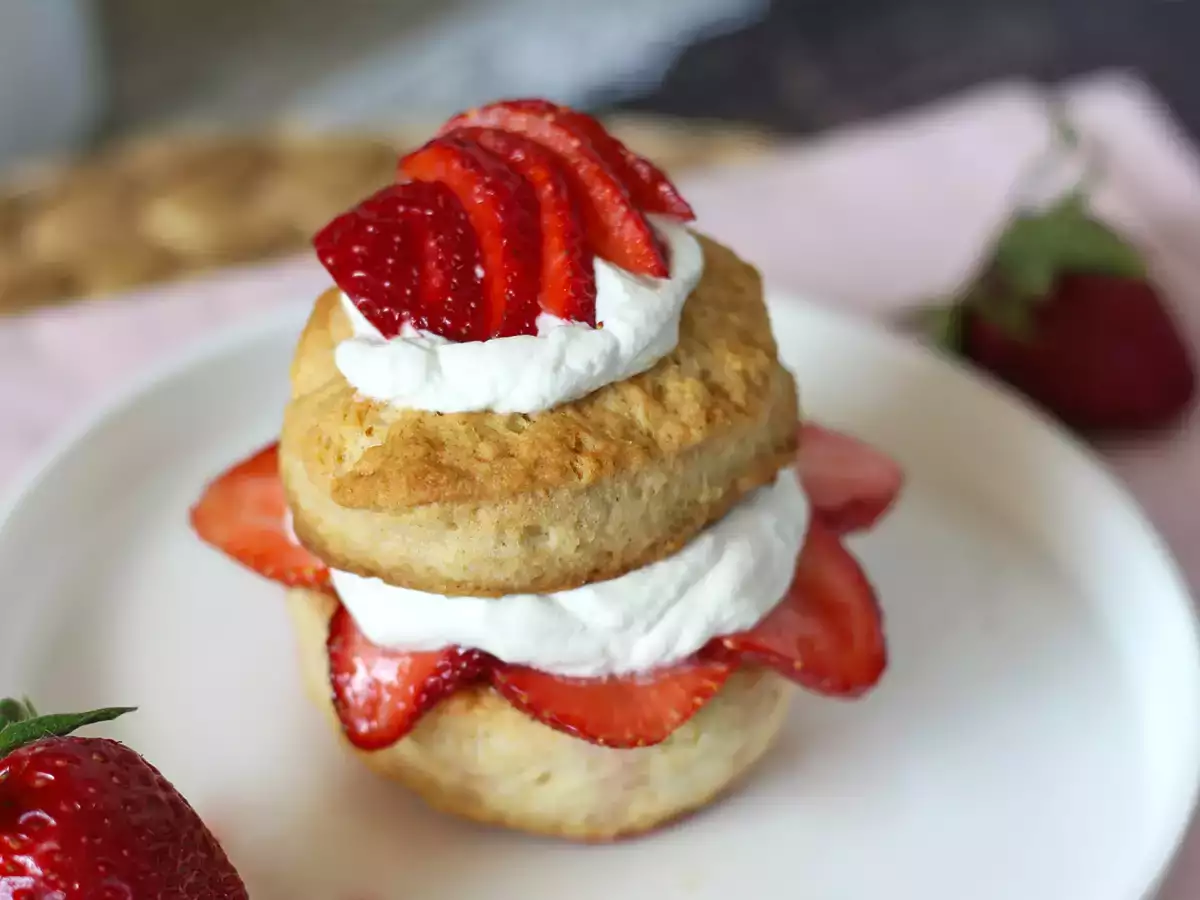 Strawberry shortcake – amerykański deser z truskawkami i bitą śmietaną - zdjęcie 3