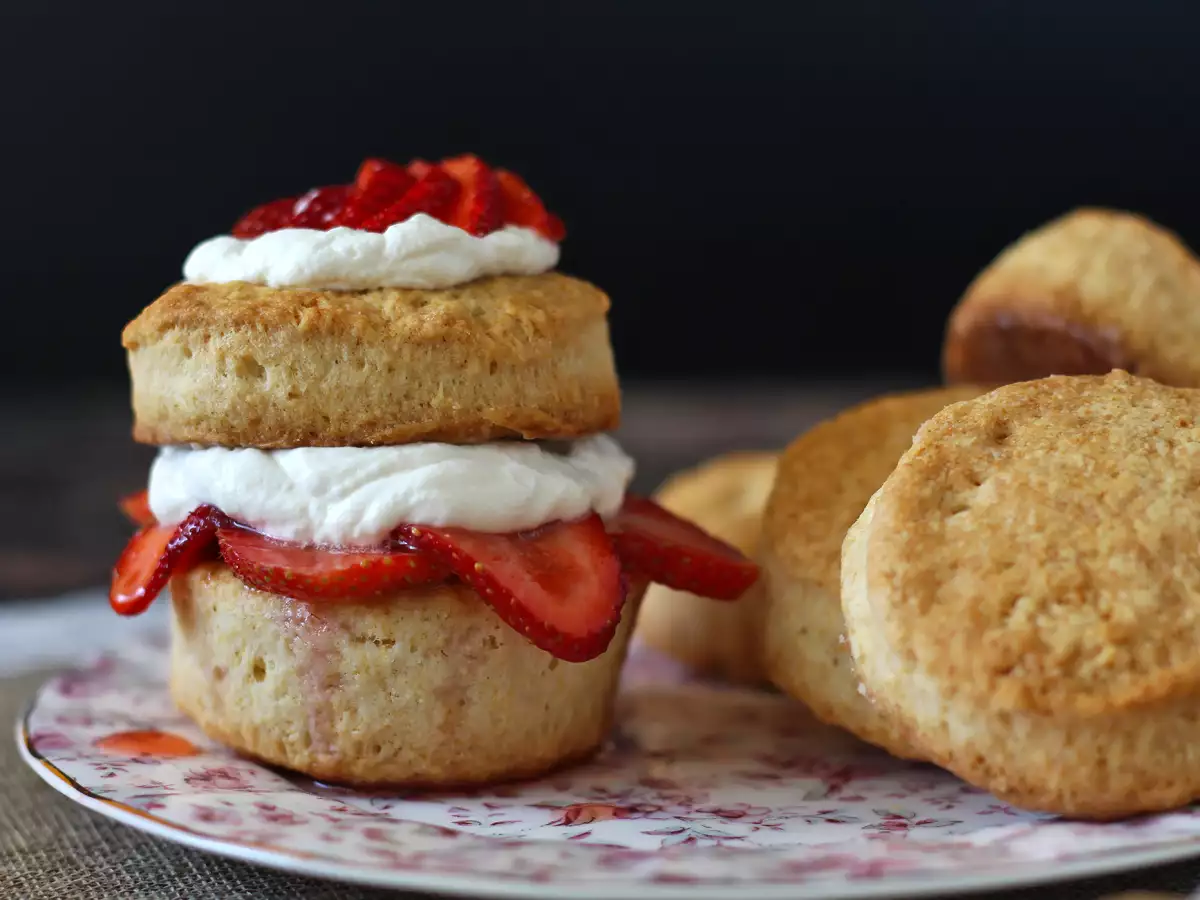 Strawberry shortcake – amerykański deser z truskawkami i bitą śmietaną - zdjęcie 5