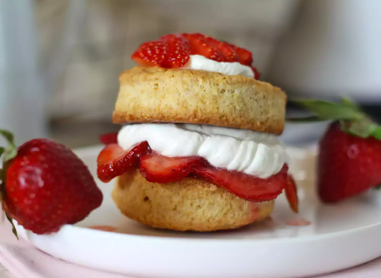 Strawberry shortcake, amerykańskie kruche ciasto truskawkowo-śmietankowe, które nigdy nie zawodzi
