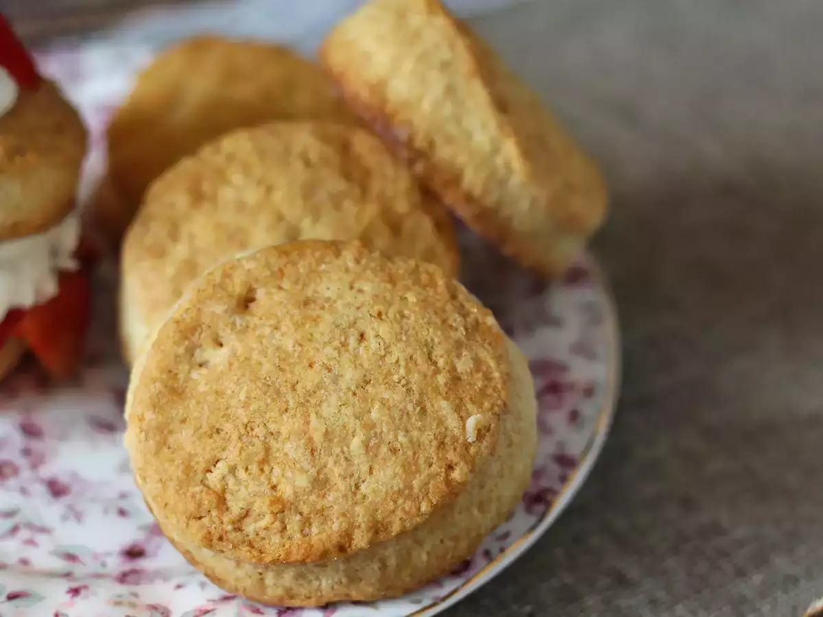 Strawberry shortcake, amerykańskie kruche ciasto truskawkowo-śmietankowe, które nigdy nie zawodzi - zdjęcie 4